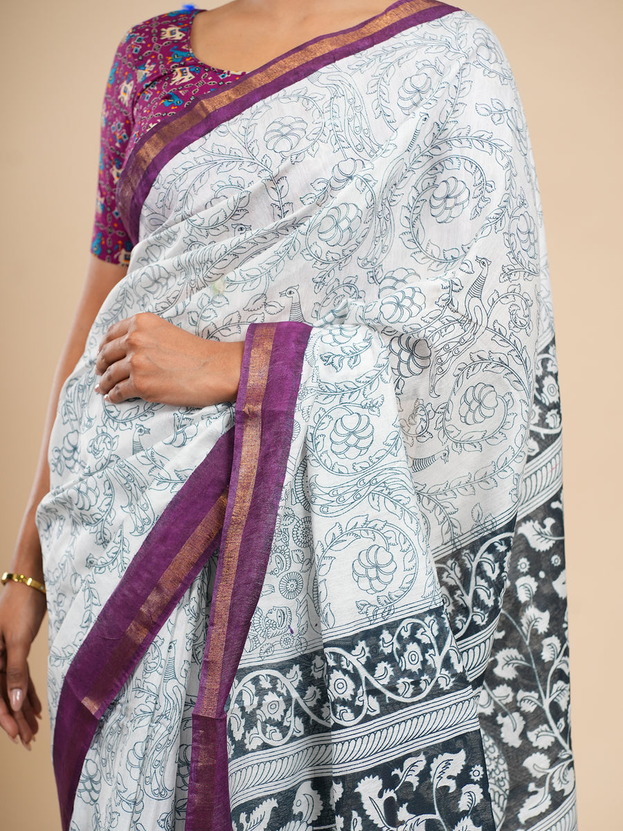 Off-white Chanderi pencil Kalamkari-print saree, fabric texture close-up – Koshnika